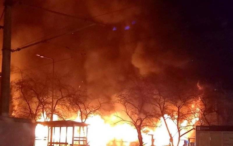 Płonie hala z makulaturą. Na miejsce dysponowane kolejne jednostki – ZDJĘCIA!