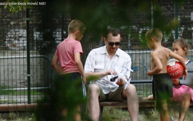 Chwila nieuwagi matek przerodziła się w kilkadziesiąt minut grozy. Policjanci apelują zapewnij dziecku odpowiednią opiekę