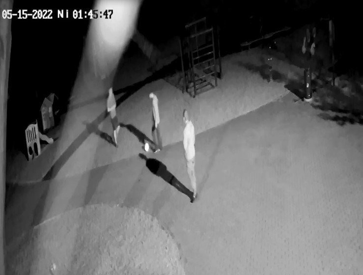 Poszukiwani sprawcy uszkodzenia sprzętu rekreacyjnego na terenie przedszkola