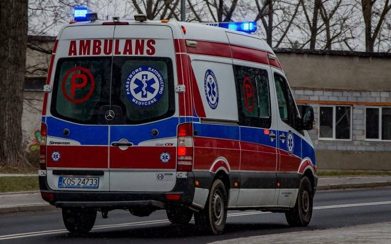 Klienci oraz policjanci ratowali sprzedawcę, który stracił przytomność