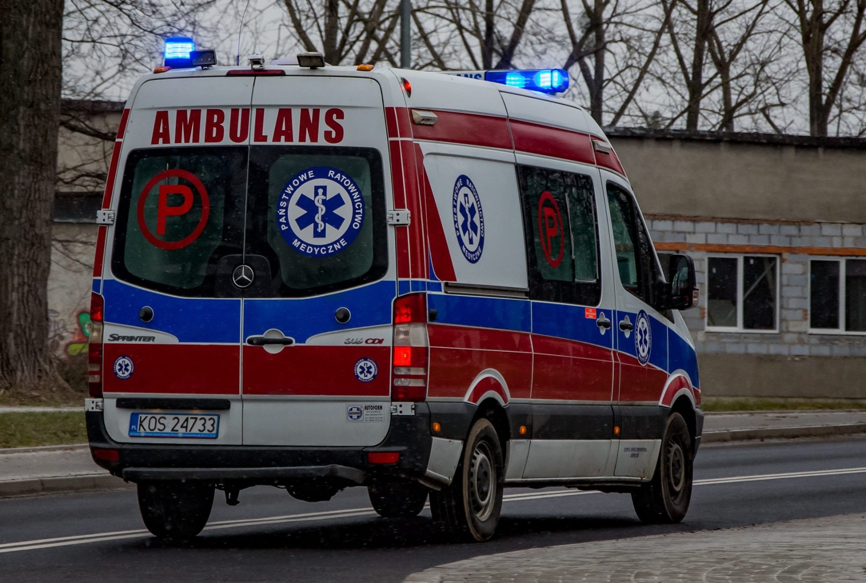 Klienci oraz policjanci ratowali sprzedawcę, który stracił przytomność