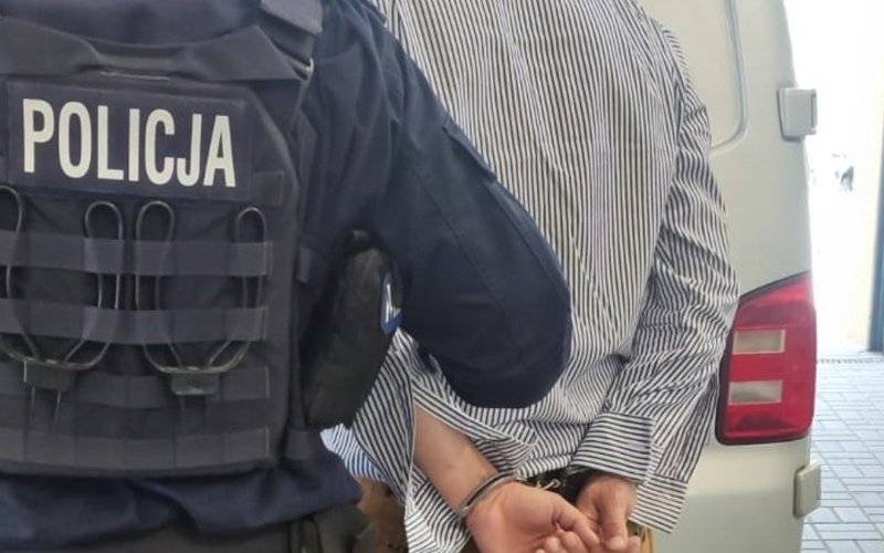 Domowy agresor z zarzutem znęcania, nakazem opuszczenia miejsca zamieszkania, zakazem zbliżania się oraz policyjnym dozorem