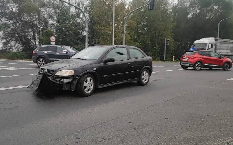 Kolizja drogowa z udziałem nietrzeźwego kierowcy posiadającego zakaz kierowania