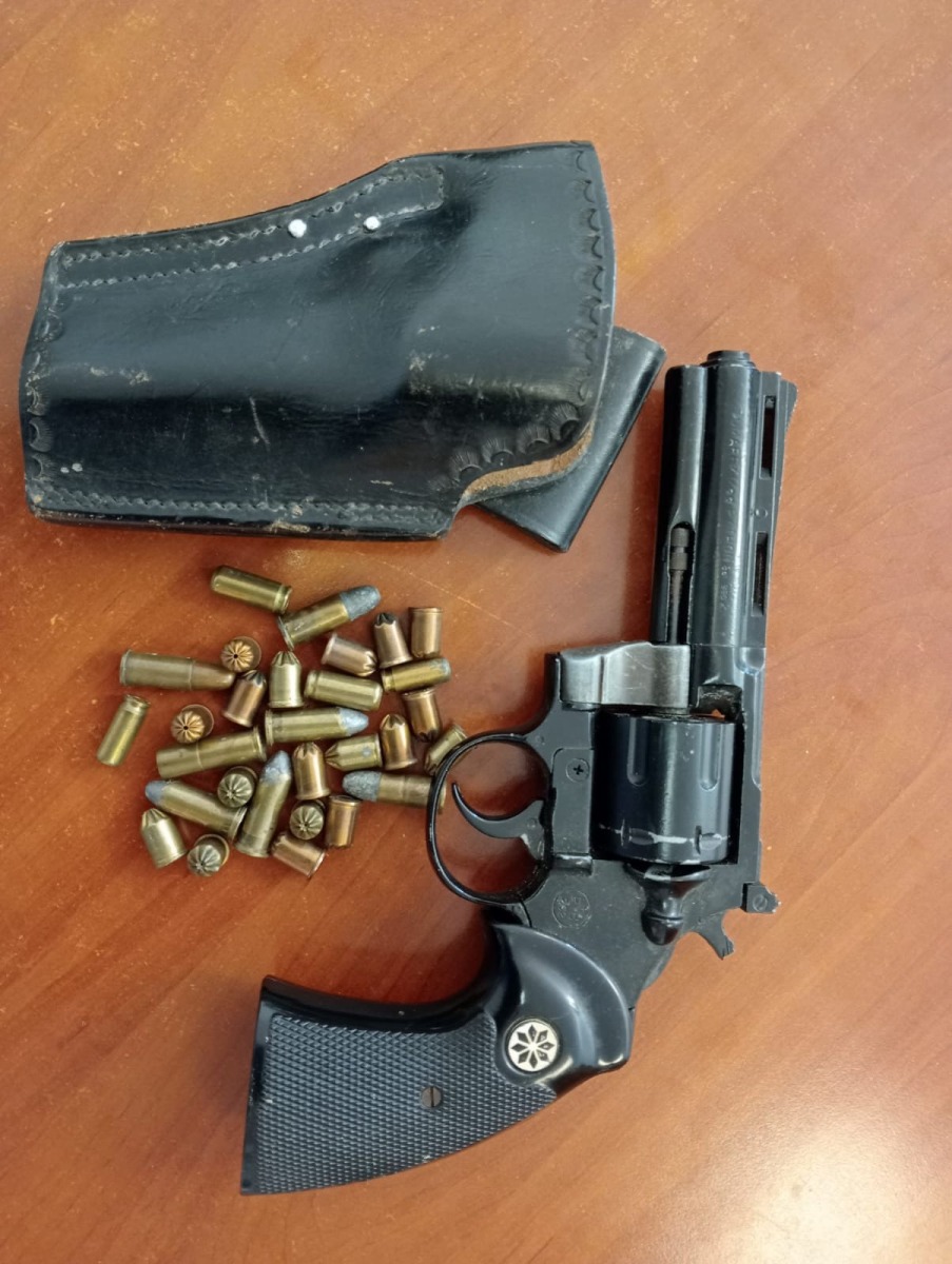 Rewolwer z nabojami znaleziony podczas remontu poddasza