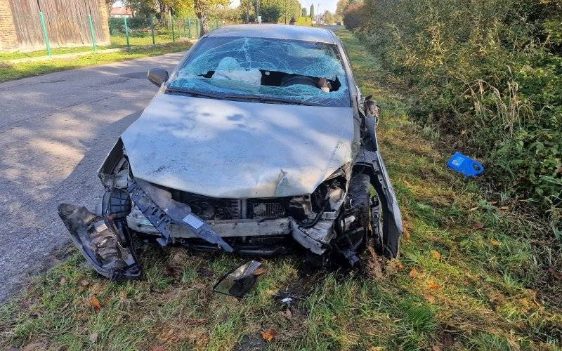 Opel wypadł z jezdni, uderzył w ogrodzenie posesji, a następnie wywrócił się na bok
