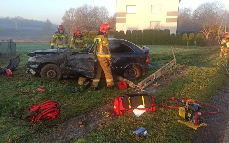 Poważny wypadek w Porębie Wielkiej. Kierowca zakleszczony w pojeździe – ZDJĘCIA!
