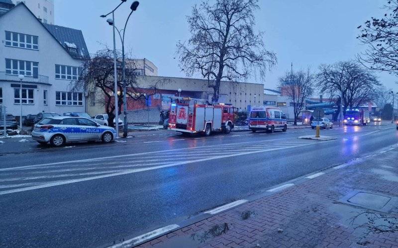 NZK na basenie w Brzeszczach. Trwa akcja ratownicza