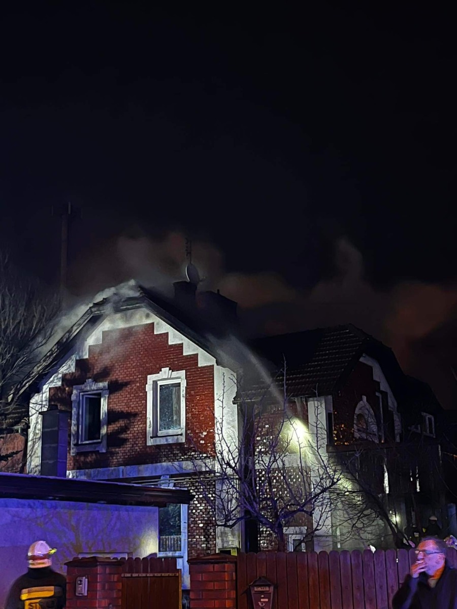 Pożar budynku w Brzeszczach. Trwa akcja gaśnicza – FILM, ZDJĘCIA!
