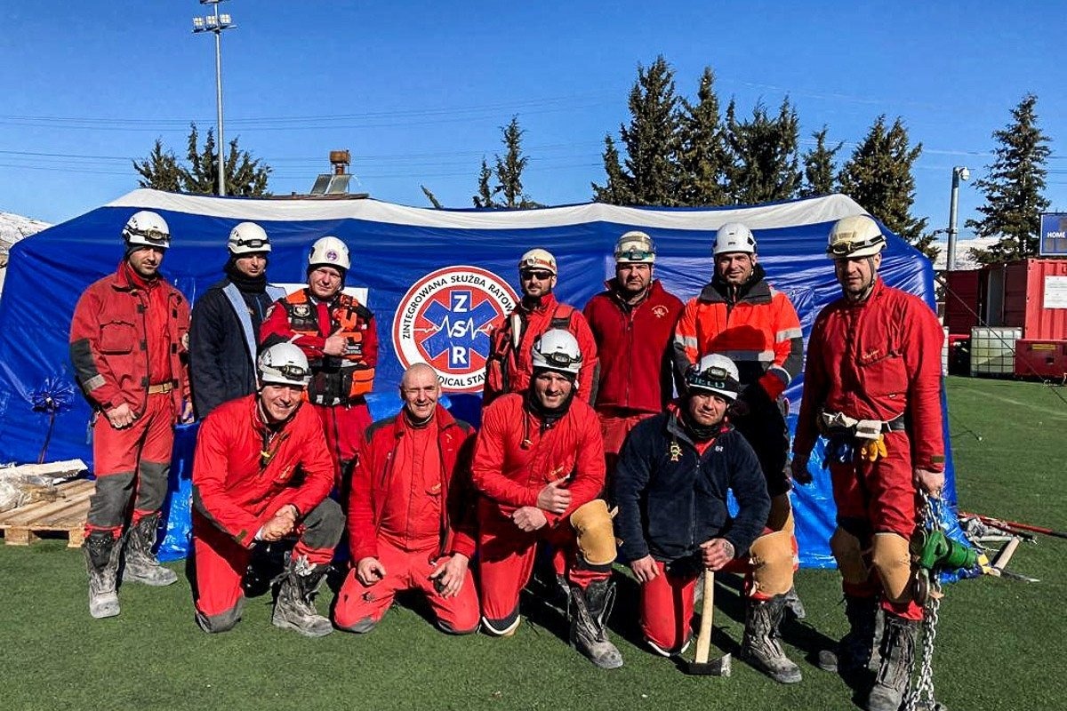 Ratownicy ZSR wylądowali na Warszawskim Lotnisku Okęcie