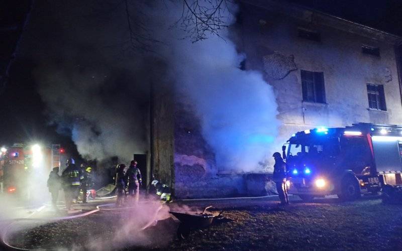 Pożar w Porębie Wielkiej. 33 uchodźców ewakuowanych – ZDJĘCIA!