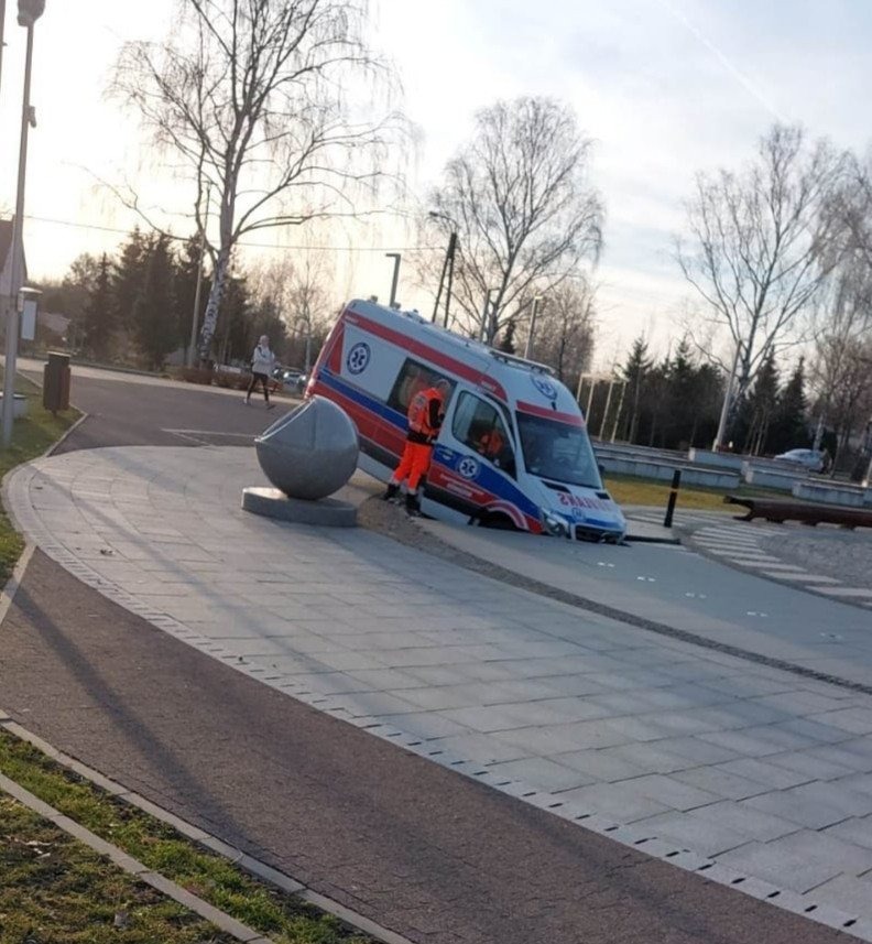 Niebezpieczne zdarzenie z udziałem karetki oświęcimskiego pogotowia