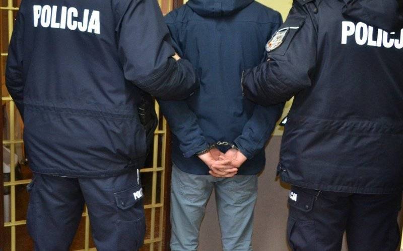 Poszukiwany zakłócił spokój mieszkańców bloku. Odpowie również za naruszenie nietykalności policjantów
