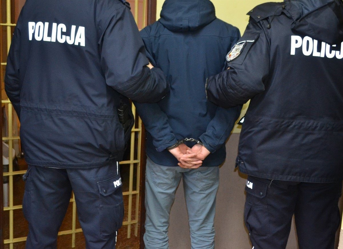Poszukiwany zakłócił spokój mieszkańców bloku. Odpowie również za naruszenie nietykalności policjantów