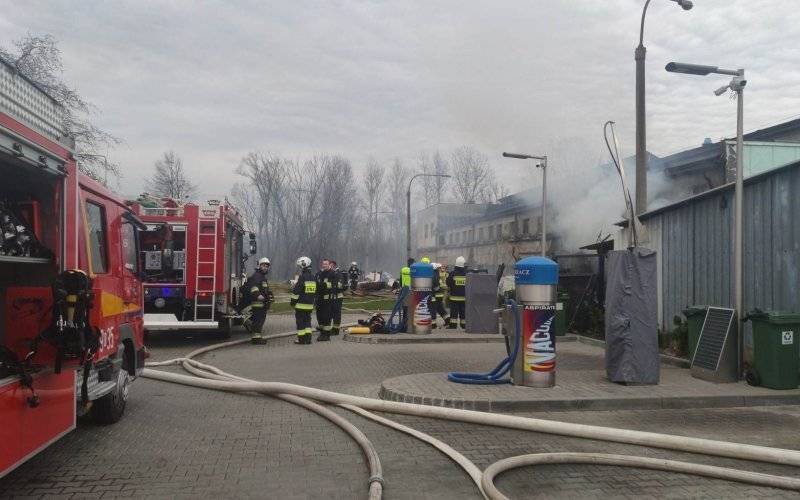Pożar hali z papierem w Kętach. Trwa akcja gaśnicza