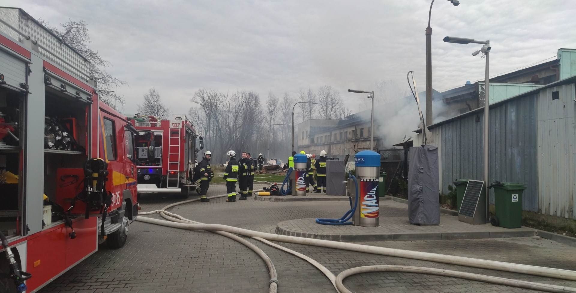 Pożar hali z papierem w Kętach. Trwa akcja gaśnicza