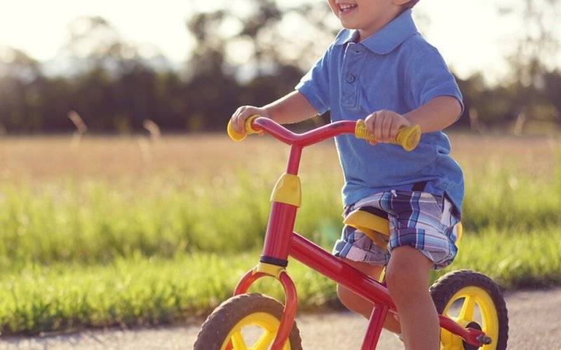 Trzylatek sam na rowerku biegowym. Podziękowania dla Pani Doroty, która się nim zaopiekowała
