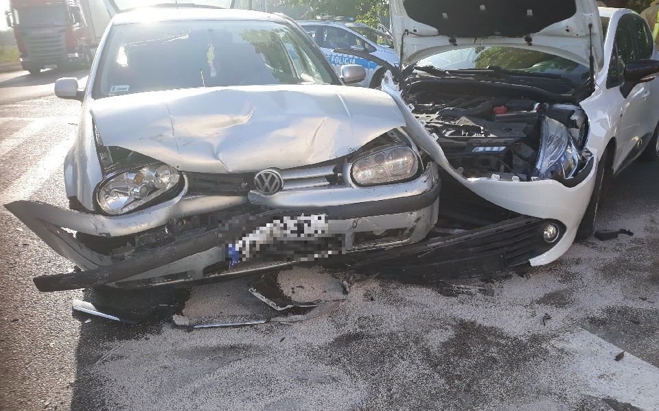 Poranny wypadek w Laskowej. Sprawca zasnął za kierownicą. Miał sądownie orzeczony zakaz kierowania