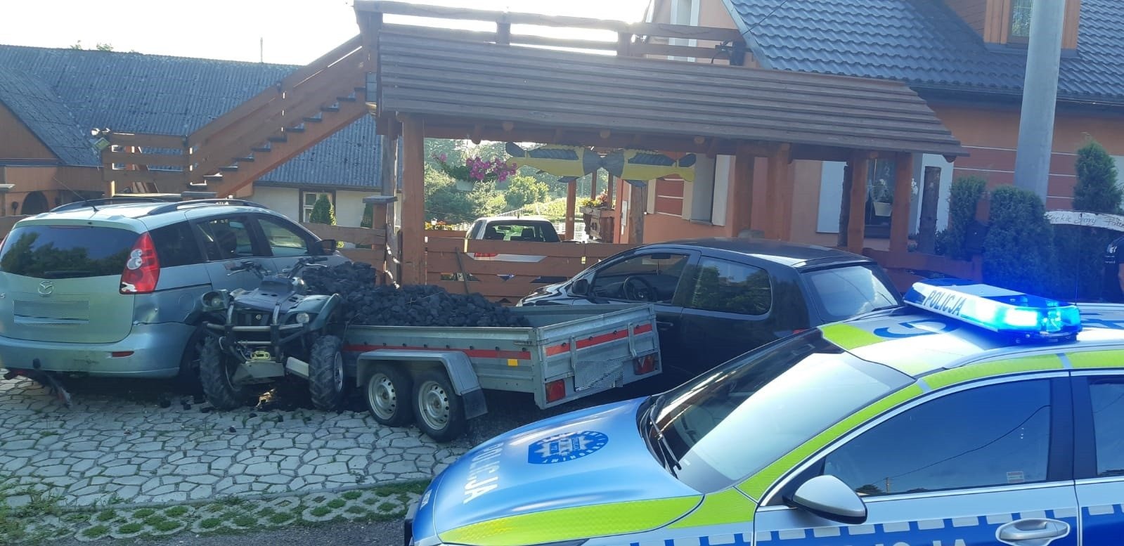 Wypadek drogowy. Kierowca quada nietrzeźwy. Pasażer z narkotykami