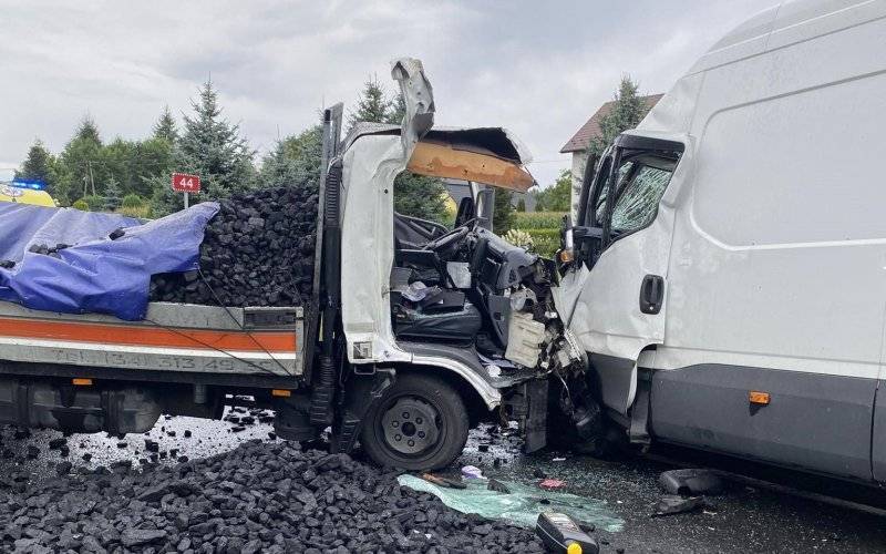 Wypadek we Włosienicy. Ponad 7 ton węgla na samochodzie o DMC 3,5 tony – FOTO!
