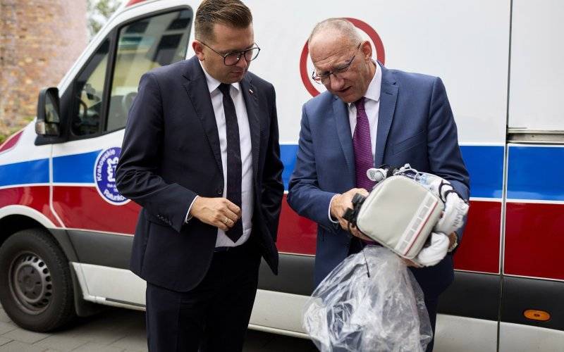 Nowy sprzęt dla oświęcimskich zespołów ratownictwa medycznego przekazany przez Wojewodę Małopolskiego