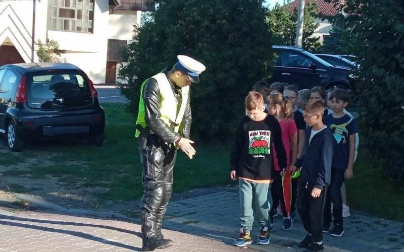 Akcja „Bezpieczna droga do szkoły”. Policyjne patrole i prelekcje w szkołach podstawowych