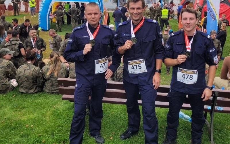Trzech policjantów reprezentujących oświęcimską komendę i Komisariat Policji w Brzeszczach, na mecie Mistrzostw Polski Służb Mundurowych w Crossie