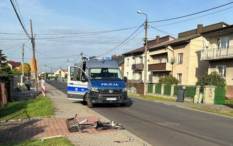 Potrącenie rowerzystki przez samochód osobowy w Bobrku – FOTO!
