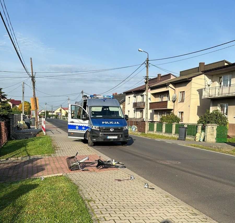 Potrącenie rowerzystki przez samochód osobowy w Bobrku – FOTO!