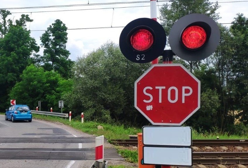 Nietrzeźwa Ukrainka stała z dzieckiem w rejonie przejazdu kolejowego