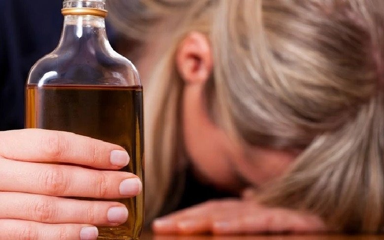 Policjanci zatrzymali nietrzeźwą matkę niemowlaka. Badanie stanu trzeźwości kobiety wykazało 2,6 promila alkoholu