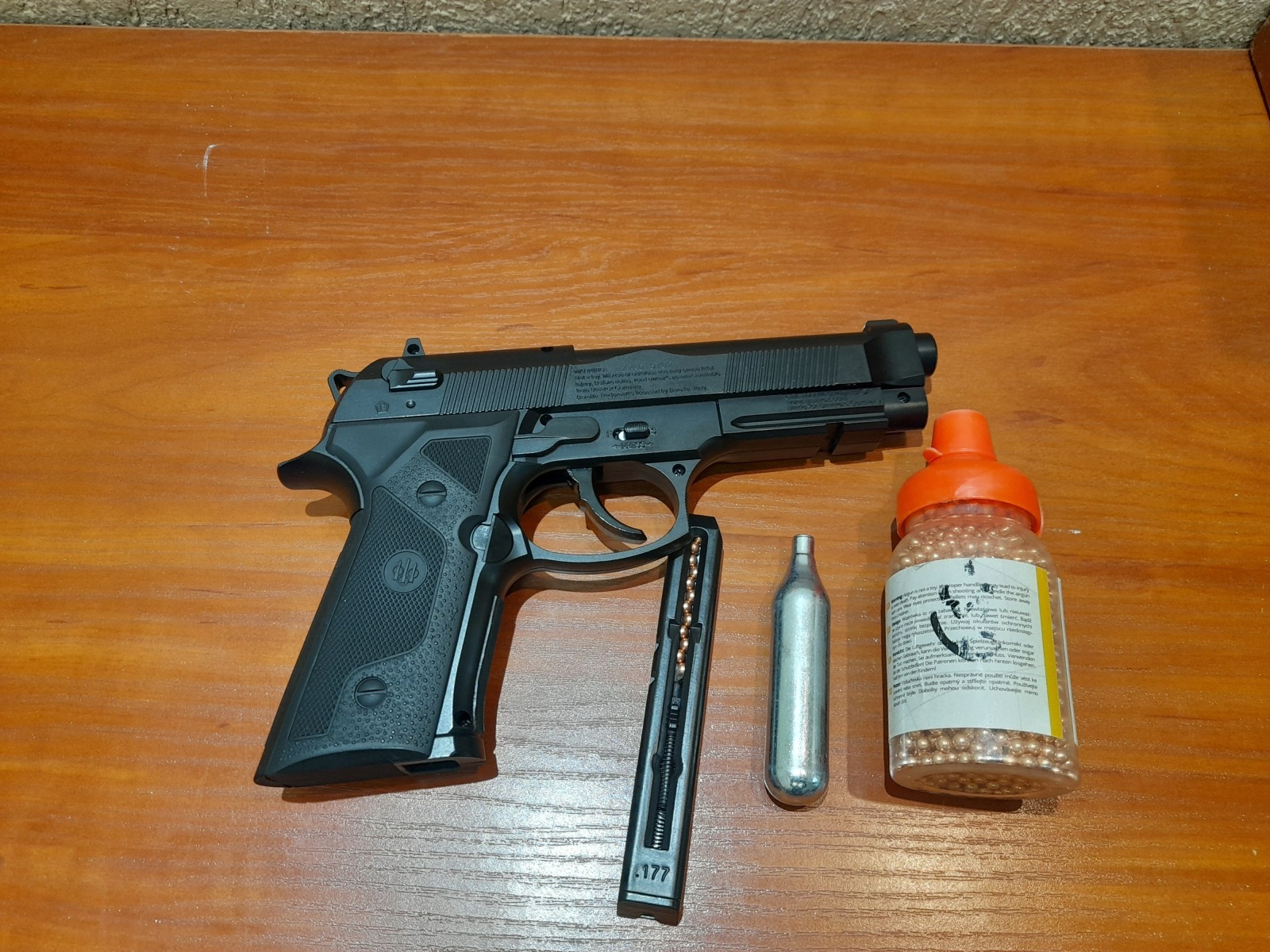 Policjanci zatrzymali nietrzeźwego, który w miejscu publicznym strzelał z pistoletu gazowego