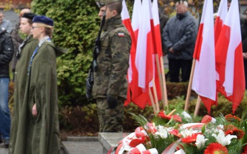 Policjanci apelują o kontakt do świadków znieważenia flagi Polski