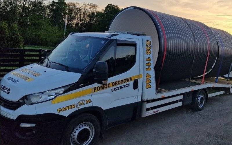 Poszukiwania skradzionej lawety marki Iveco i sprawcy jej kradzieży
