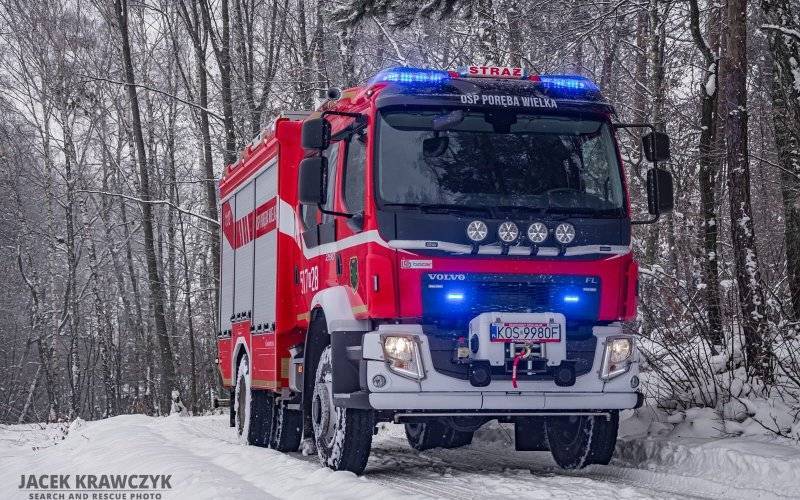 Volvo FL z OSP Poręba Wielka w zimowej scenerii – FOTO!