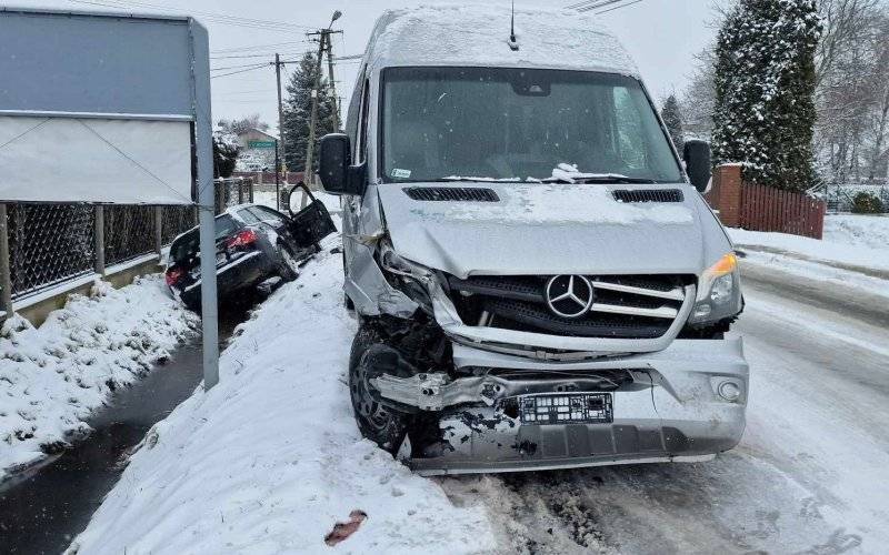 Zderzenie busa z osobówką w Brzezince – ZDJĘCIA!