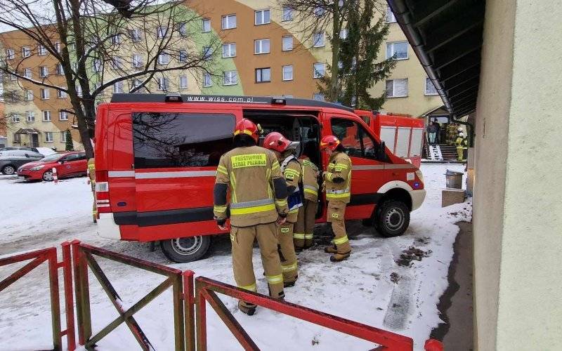 Kwas masłowy rozpylony na klatce schodowej. W działaniach grupa ratownictwa chemicznego – ZDJĘCIA!