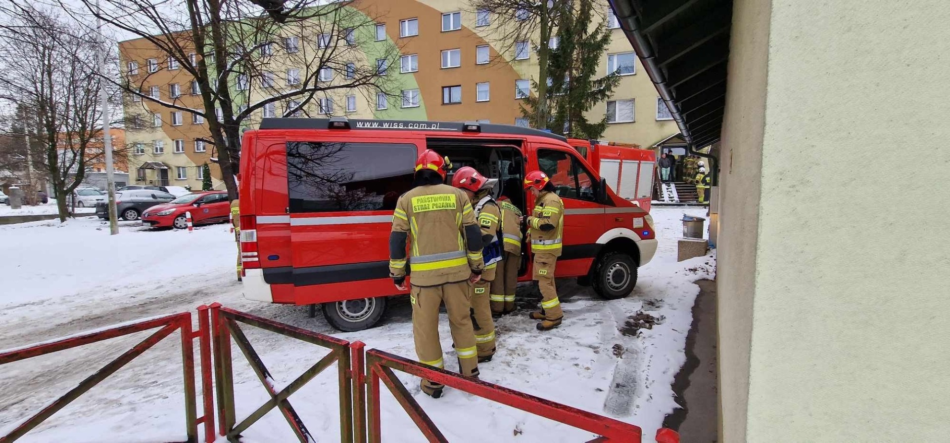 Kwas masłowy rozpylony na klatce schodowej. W działaniach grupa ratownictwa chemicznego – ZDJĘCIA!