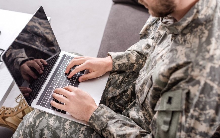 Oszustwo „na amerykańskiego żołnierza”. Mieszkanka powiatu straciła ponad 200 000 złotych