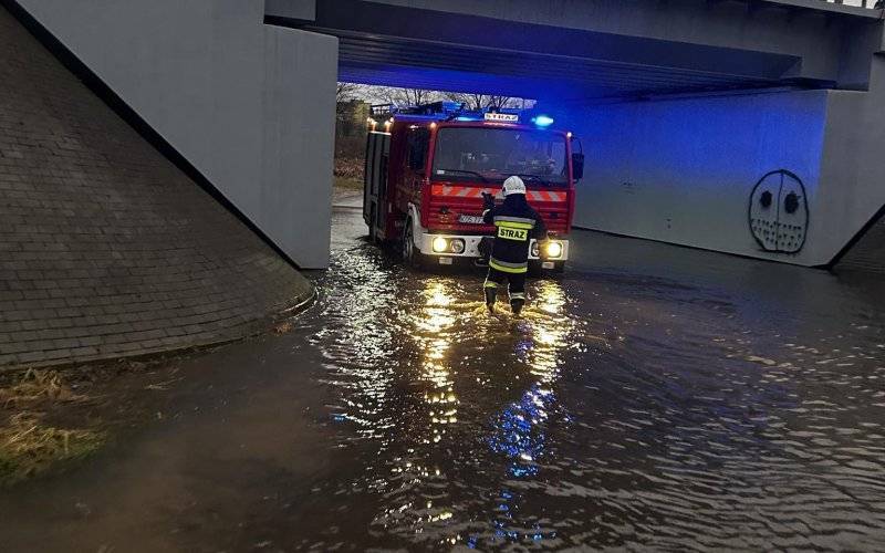 Zdarzenia atmosferyczne – intensywny dzień dla strażaków w naszym powiecie – ZDJĘCIA!