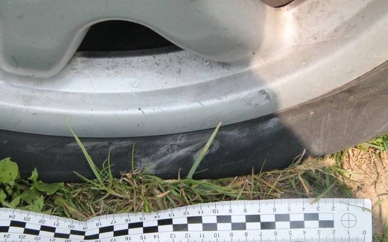 Zarzuty dla chuligana, który uszkodził opony w kilku samochodach