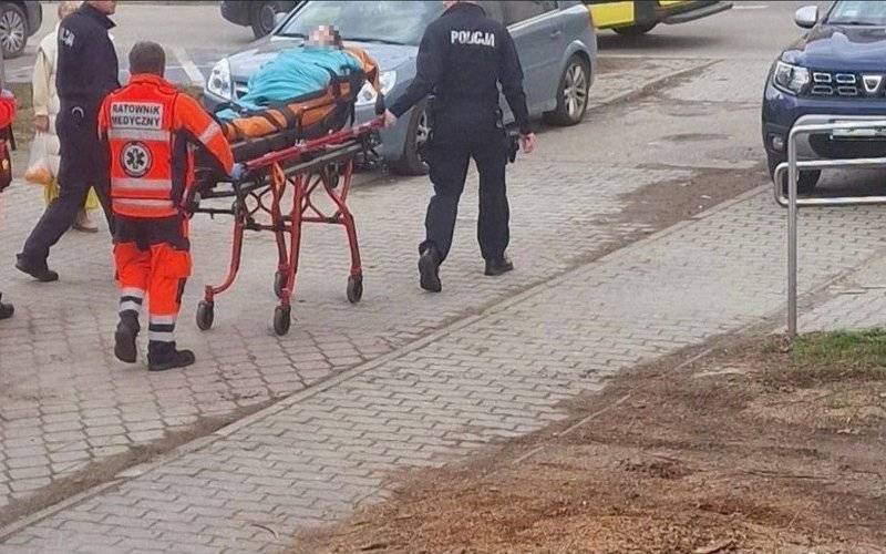 Zaparkowane na zakazie samochody utrudniły dojazd do pacjentki. Pomocy medykom udzielili policjanci
