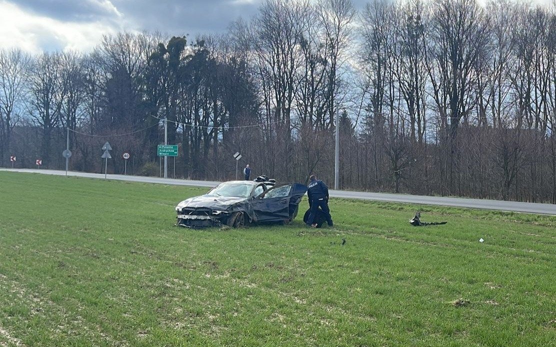 Policyjny pościg zakończony dachowaniem BMW – ZDJĘCIA!