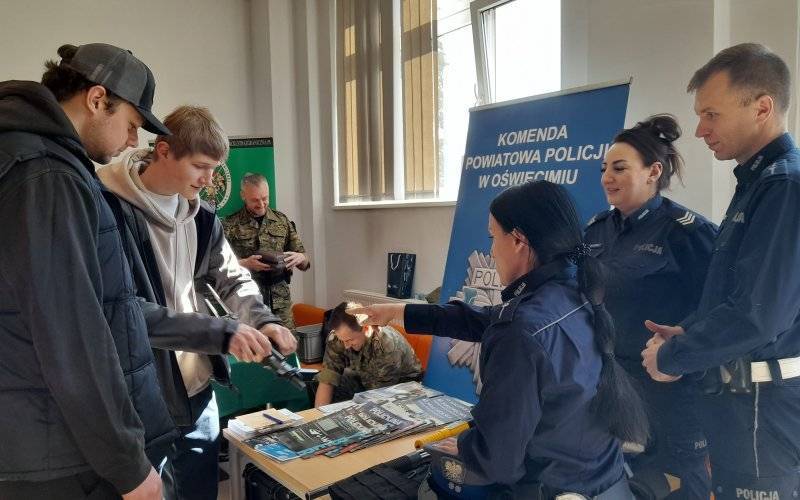 Promocja bezpieczeństwa i zawodu policjanta na Powiatowych Targach Edukacji i Pracy