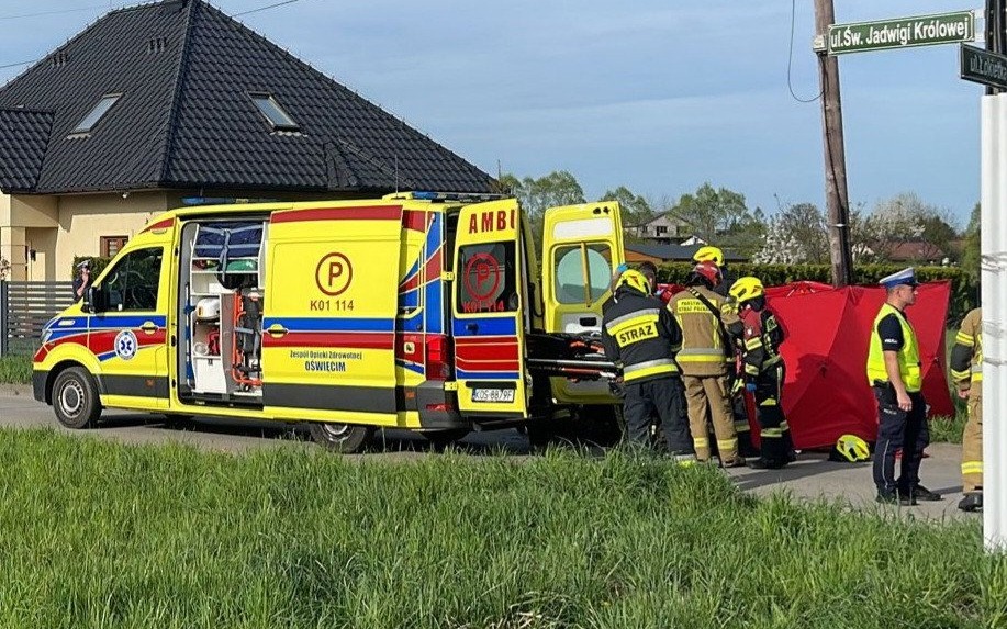 Tragiczny wypadek w gminie Kęty. Nie żyje kierujący motorowerem – FOTO, FILM!
