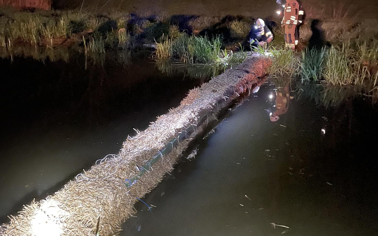 Policjanci z wydziału kryminalnego, ustalają dokładne okoliczności zanieczyszczenia rzeki Macocha w gminie Oświęcim – ZDJĘCIA!