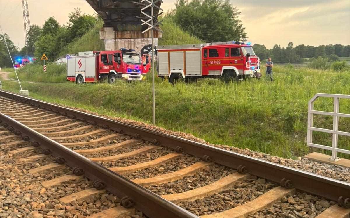 Nieprzytomny mężczyzna na torach kolejowych