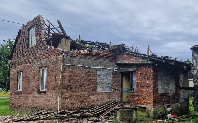 Zawalił sie dach jednego z domów w Przeciszowie – ZDJĘCIA!