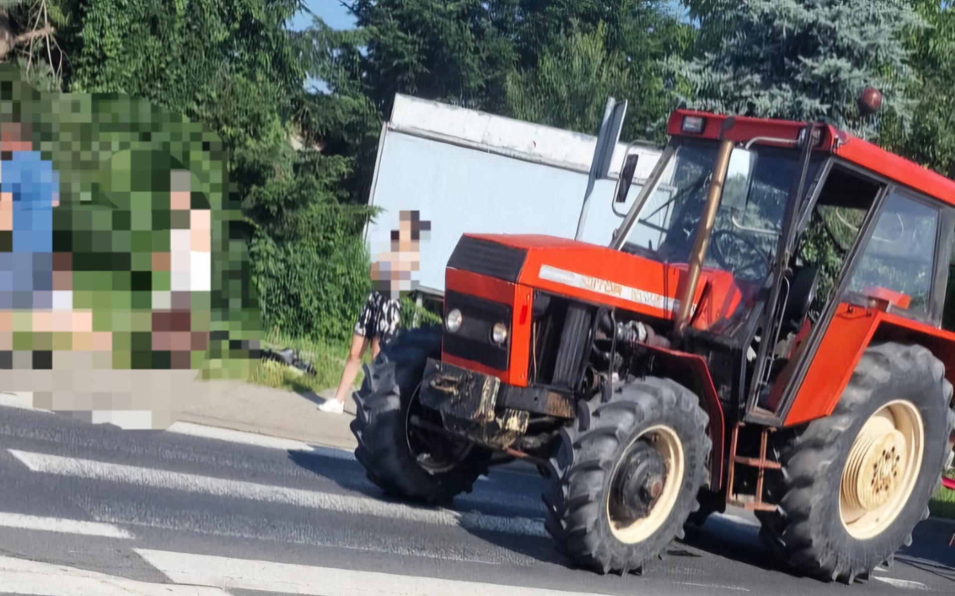 Poważny wypadek na DK44. Traktor przejechał po kobiecie