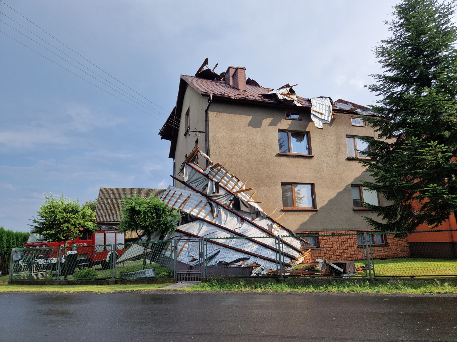 Zerwane dachy, powalone drzewa i nieprzejezdne drogi. Strażacy usuwają skutki silnej burzy – ZDJĘCIA, FILM!
