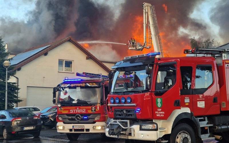 Pożar w firmie aksam. Trwają działania gaśnicze – ZDJĘCIA, FILM!